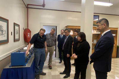 駐紐約總領(lǐng)事黃屏考察玖龍紙業(yè)拉姆福德工廠